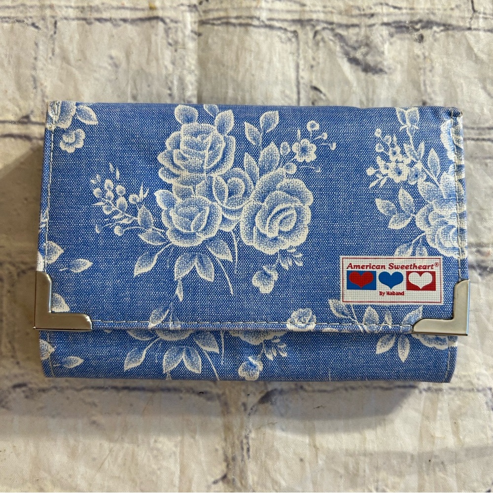 AMERICAN SWEETHEART BY HABAND COTTAGE-CORE
BLUE WITH WHITE FLORAL VINYL WALLET